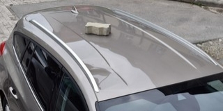 Követ dobott egy nő egy kocsira Pécsett, egy másikat megrugdosott Követ dobott egy nő egy kocsira Pécsett, egy másikat megrugdosott