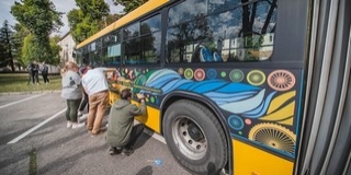 Egyetemisták festettek át egy buszt - nagyon menő Egyetemisták festettek át egy buszt - nagyon menő