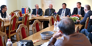 Bejelentések Mohácson: kezdés előtt az M6-os folytatása, jön az M9-es, a vasút, készülnek a híd tervei Bejelentések Mohácson: kezdés előtt az M6-os folytatása, jön az M9-es, a vasút, készülnek a híd tervei
