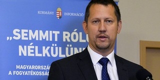 Az új pécsi idősek klubja átadóján jelentette be a bővülő támogatásokat az államtitkár