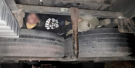 Kamion alján rejtőző migránst kapcsoltak le Udvarnál