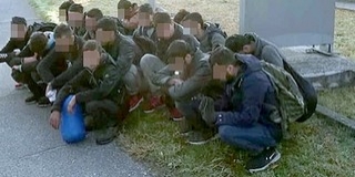 Ezúttal Baján bukkant fel egy 17 fős migránscsoport Ezúttal Baján bukkant fel egy 17 fős migránscsoport