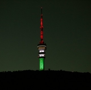 Ismét nemzeti színekbe borul a tv-torony, így tisztelegve a forradalom hősei előtt Ismét nemzeti színekbe borul a tv-torony, így tisztelegve a forradalom hősei előtt