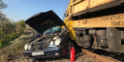 Vasúti munkagéppel ütközött egy autó, meghalt a sofőr