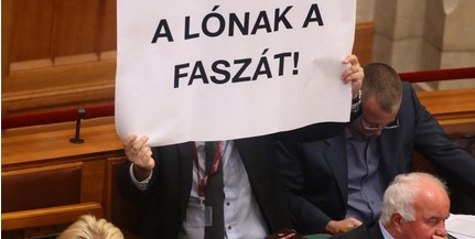 Hadházy Ákos trágár szöveget mutatott fel a Parlamentben