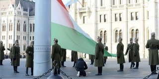 Felvonták a nemzeti lobogót az Országház előtt Felvonták a nemzeti lobogót az Országház előtt