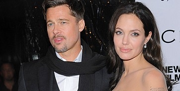 Jolie-nak fura újra a vörös szőnyeg Jolie-nak fura újra a vörös szőnyeg