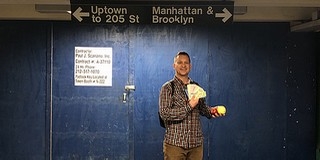 New Yorkban osztogatta szeretetcéduláit Szőke Tibor, az egykori pécsi postás New Yorkban osztogatta szeretetcéduláit Szőke Tibor, az egykori pécsi postás