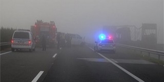 Kamionnal ütközött két autó, heten meghaltak a sztrádán Kamionnal ütközött két autó, heten meghaltak a sztrádán