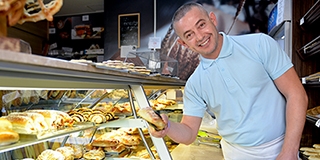 Több mint tíz esztendeje süti a pécsiek kenyerét Beni, az albán pék