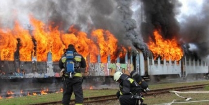 Felgyújtottak két vasúti kocsit Pécsbányán, pécsi, mohácsi, siklósi tűzoltók oltották a tüzet