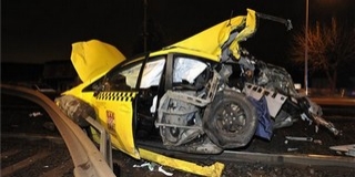 Vonattal ütközött egy taxi, megúszta a sofőr Vonattal ütközött egy taxi, megúszta a sofőr