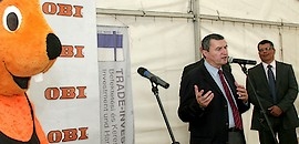 Befekszik a város a multinak