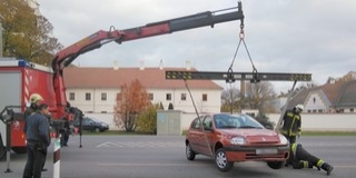Daruval emeltek ki egy autót az árokból Mohácson Daruval emeltek ki egy autót az árokból Mohácson