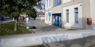 Kiraboltak egy bankfiókot Pécsett a Komlói úton, zajlik a helyszínelés Kiraboltak egy bankfiókot Pécsett a Komlói úton, zajlik a helyszínelés