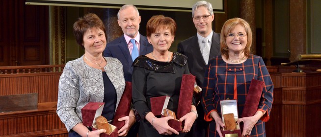 Életműdíjjal tüntették ki a Nagy Lajos pedagógusát, Mostbacher Évát Életműdíjjal tüntették ki a Nagy Lajos pedagógusát, Mostbacher Évát