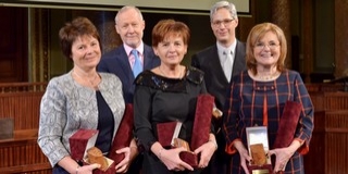 Életműdíjjal tüntették ki a Nagy Lajos pedagógusát, Mostbacher Évát Életműdíjjal tüntették ki a Nagy Lajos pedagógusát, Mostbacher Évát