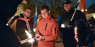 Fáklyás felvonuláson álltak ki Pécsett az összetartozás mellett: lázadjunk az idiotizmus ellen! Fáklyás felvonuláson álltak ki Pécsett az összetartozás mellett: lázadjunk az idiotizmus ellen!