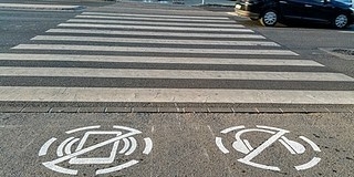 Beváltak a figyelmeztető piktogramok a zebráknál, kevesebb baleset történt Beváltak a figyelmeztető piktogramok a zebráknál, kevesebb baleset történt