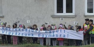 Egyszerre vonultak át kisdiákok a zebrán Baranyában - Videó! Egyszerre vonultak át kisdiákok a zebrán Baranyában - Videó!