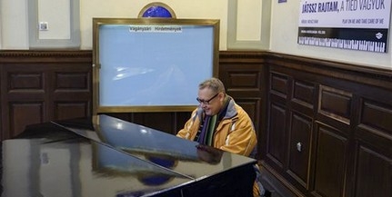 Népszerű a pécsi vasútállomás zongorája: az utasok is gyakran megszólaltaják