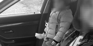 Állva utazott az autóban a felelőtlen sofőr mellett egy gyerek Állva utazott az autóban a felelőtlen sofőr mellett egy gyerek