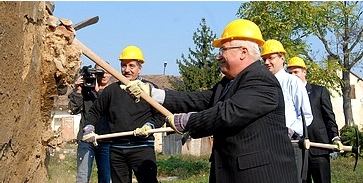 Csákánnyal bontottak Tasnádiék Csákánnyal bontottak Tasnádiék