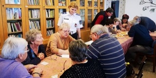 Nyugdíjasokkal teadélutánoztak a baranyai zsaruk Nyugdíjasokkal teadélutánoztak a baranyai zsaruk