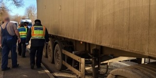Mérleg: teherautókat és buszokat ellenőriztek Baranyában Mérleg: teherautókat és buszokat ellenőriztek Baranyában