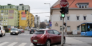 Napi horror: a telezöld miatt balesetveszélyes a Hungária és a Petőfi utca kereszteződése Napi horror: a telezöld miatt balesetveszélyes a Hungária és a Petőfi utca kereszteződése