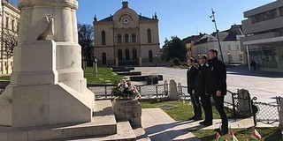 A nemzeti oldal politikusai koszorúztak Pécsett - Videó A nemzeti oldal politikusai koszorúztak Pécsett - Videó