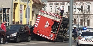 Felborult egy tűzoltóautó szombaton Siklóson Felborult egy tűzoltóautó szombaton Siklóson
