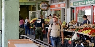 Bezárják a pécsi vásárcsarnokot, hétvégi menetrend szerint járnak a buszok Bezárják a pécsi vásárcsarnokot, hétvégi menetrend szerint járnak a buszok