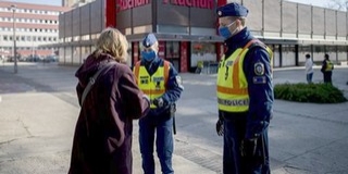 A rendőrök folyamatosan ellenőrzik a kijárási korlátozás szabályainak betartását A rendőrök folyamatosan ellenőrzik a kijárási korlátozás szabályainak betartását