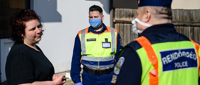 Közös sörözés kijárási korlátozáskor? Baranyában is bírságoltak már a rendőrök Közös sörözés kijárási korlátozáskor? Baranyában is bírságoltak már a rendőrök