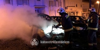 Kigyulladt és fémtisztára égett egy autó éjjel Pécsett Kigyulladt és fémtisztára égett egy autó éjjel Pécsett