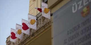 A Pécsi Nemzeti Színház homlokzatán is jár a köszönet A Pécsi Nemzeti Színház homlokzatán is jár a köszönet