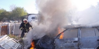 Lángoló kocsihoz vágtáztak a tűzoltók Pécsett