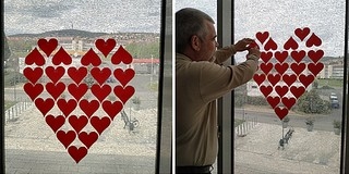 A Tudásközpont ablakából is szívecskékkel üzennek A Tudásközpont ablakából is szívecskékkel üzennek