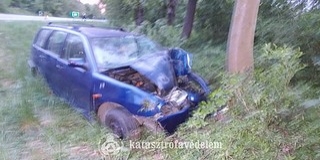 Fának csapódott egy autó a 6-os főúton Fának csapódott egy autó a 6-os főúton