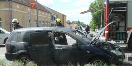 Szabadnapos tűzoltók oltottak el egy lángoló autót Mohácson