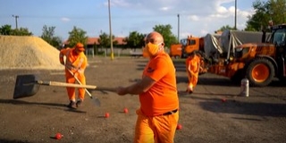 Nagyon berágtak a közutasok, nekiestek a vírusnak - Videó Nagyon berágtak a közutasok, nekiestek a vírusnak - Videó