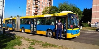 Balhé volt csütörtökön a 2-es buszon, betörték a jármű egyik ajtajának üvegét Balhé volt csütörtökön a 2-es buszon, betörték a jármű egyik ajtajának üvegét