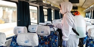 Hétfőtől ismét az első ajtón kell felszállni a távolsági buszokra Hétfőtől ismét az első ajtón kell felszállni a távolsági buszokra