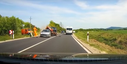 Durva balesetet rögzített egy autós fedélzeti kamerája - Videó! Durva balesetet rögzített egy autós fedélzeti kamerája - Videó!