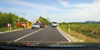 Durva balesetet rögzített egy autós fedélzeti kamerája - Videó! Durva balesetet rögzített egy autós fedélzeti kamerája - Videó!