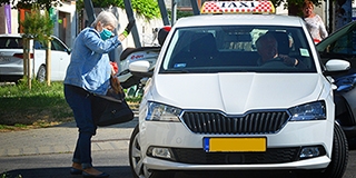 Nehéz helyzetben a taxisok, az enyhítések után sem várnak jelentős forgalomnövekedést Nehéz helyzetben a taxisok, az enyhítések után sem várnak jelentős forgalomnövekedést