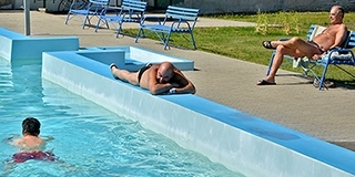 A víz még hideg, lángos nem lesz, sellőlányok sincsenek még, de beindult az élet a Hullámban