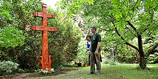 Faragott kettős kereszt emlékeztet a trianoni katasztrófára egy pécsi magántelken