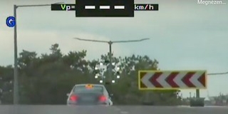 Csaknem 150-nel rongyolt át a tiloson egy autós Pécsett - Videó!